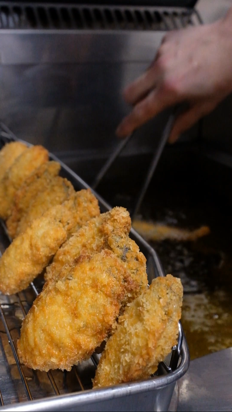 広島県安芸郡産牡蠣フライとミニハンバーグ