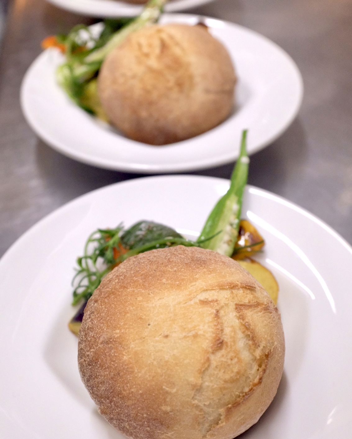 自家製パンと季節の野菜
