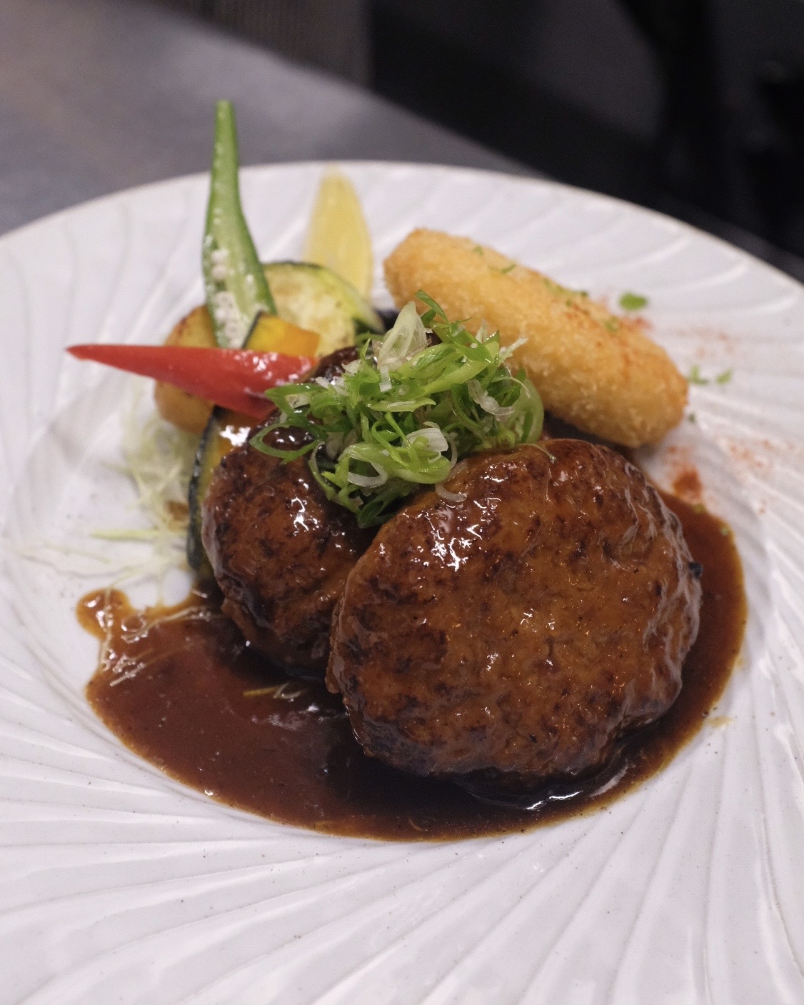 “黒毛和牛と瀬戸もち豚のダブルハンバーグ　照り焼きソース”