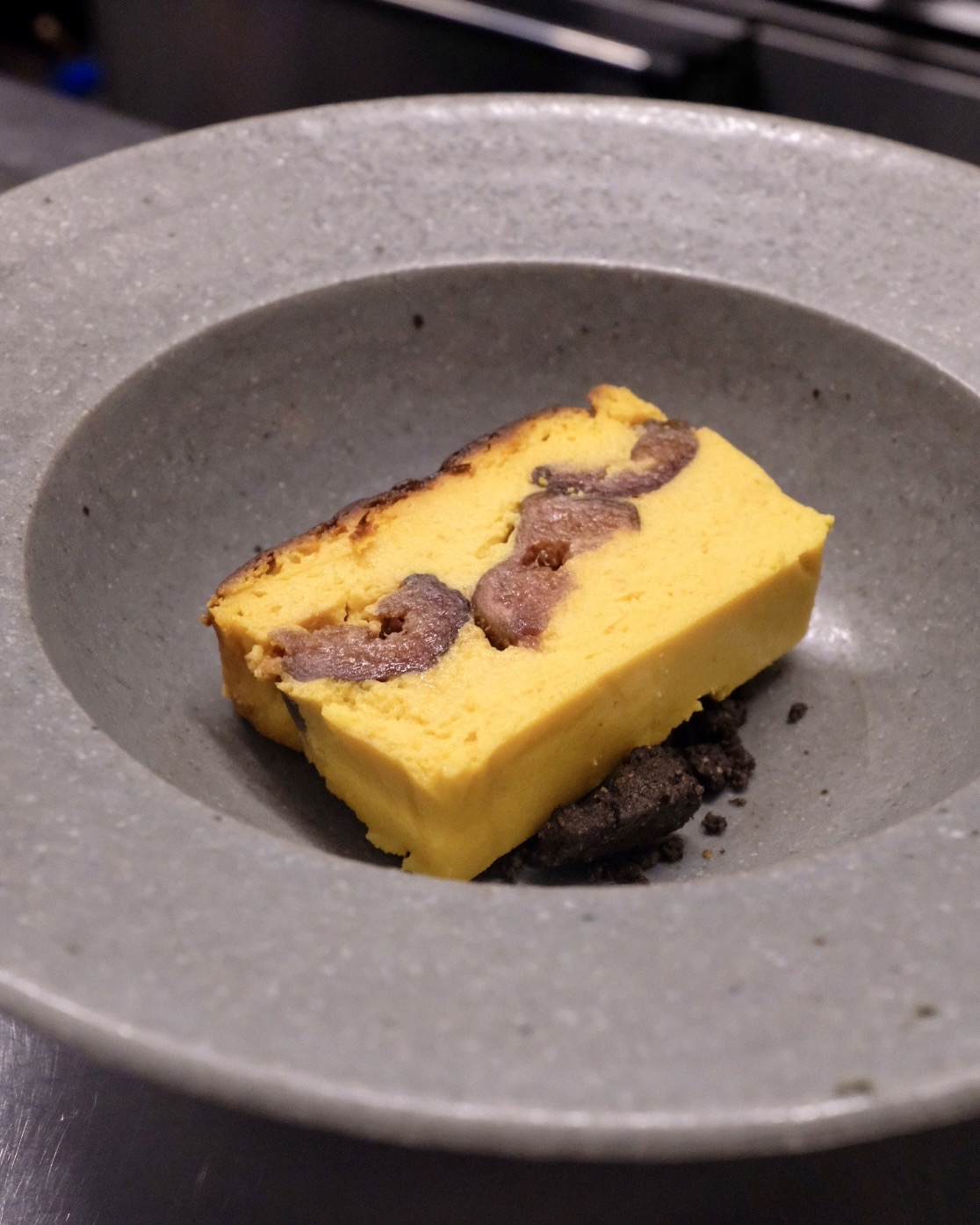 尾道産かぼちゃとセミドライにした黒いちじくのチーズテリーヌ　ブラックココアとアールグレイのクランブル添え