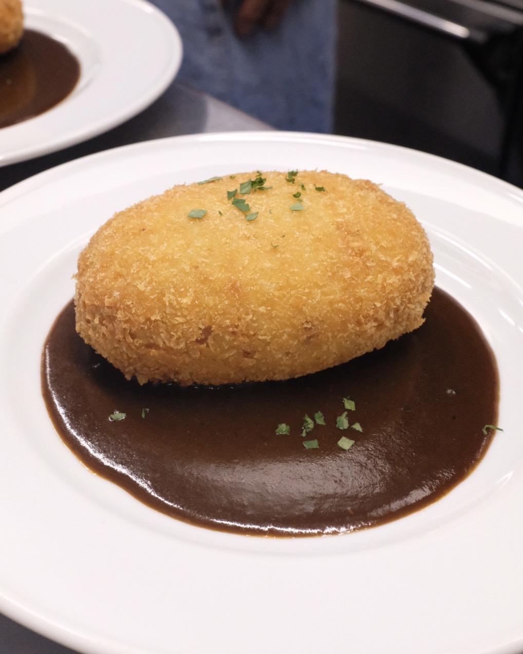 瀬戸もち豚のゴルゴンゾーラ入りメンチカツ　デミグラスソース