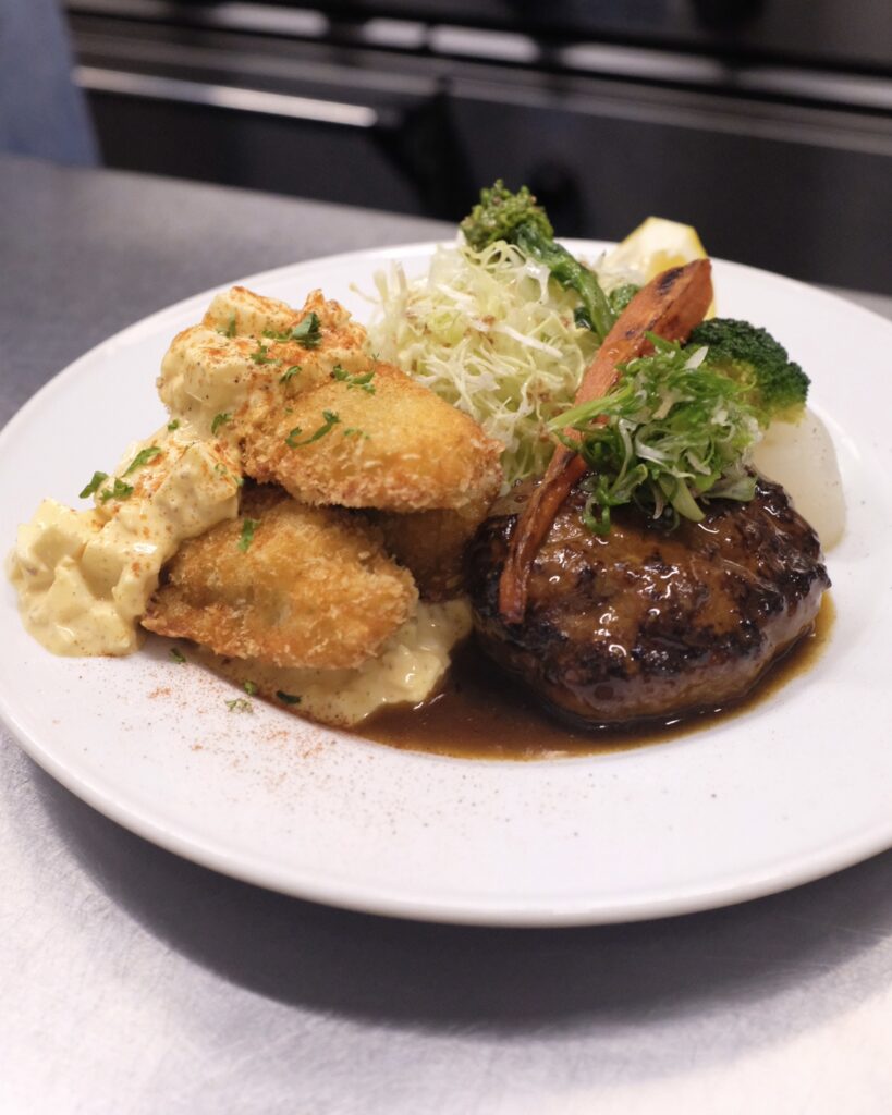 広島県産安芸郡産カキフライと黒毛和牛と瀬戸もち豚のハンバーグ